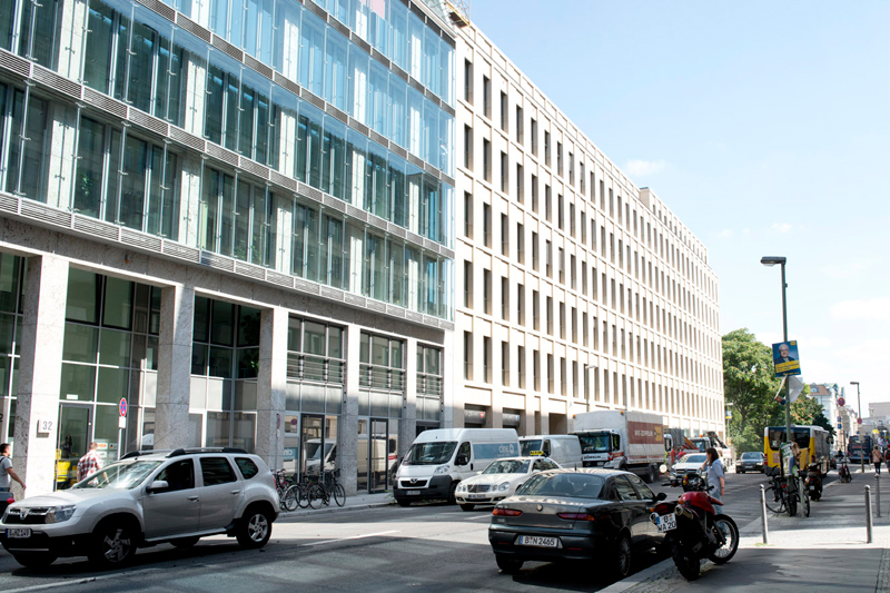 Die Außenansicht des Gebäudes in der Reinhardtstraße 30, im Vordergrund zu sehen ist das Gebäude des Bundesverbandes der Energie und Wasserwirtschaft.