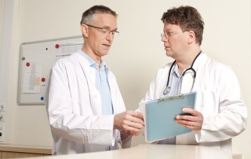 Das Bild zeigt zwei Ärzte in einer Beratung.