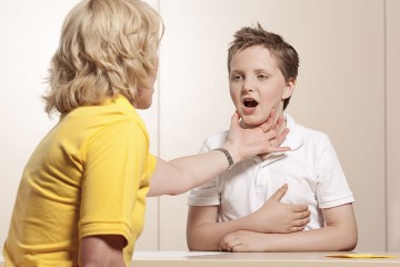 Das Bild zeigt eine Sprachtherapie mit einem Kind.