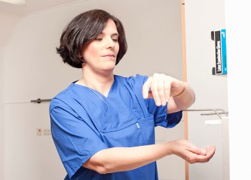 Das Bild zeigt eine Krankenschwester beim Reinigen der Hände.