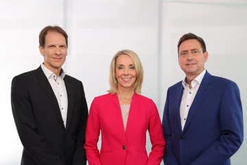 Foto des Vorstandes des GKV-Spitzenverbandes, von links nach rechts Dr. Martin Krasney, Stefanie Stoff-Ahnis, Oliver Blatt