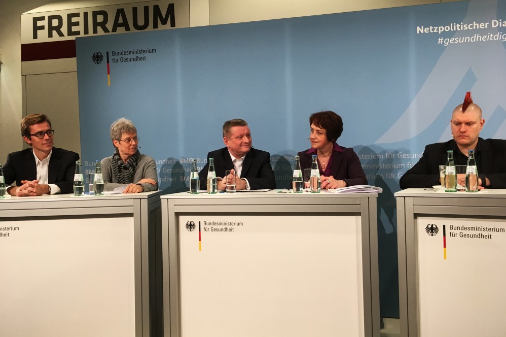 Frau Dr. Pfeiffer sitzt auf dem Podium beim netzpolitischem Dialog zusammen mit Gesundheitsminister Gröhe und Sascha Lobo.