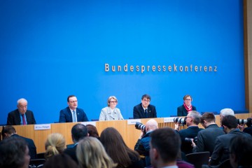 Das Podium zur Auftaktpressekonferenz mit Gesundheitsminister Jens Spahn und Forschungsministerin Anja Karliczek. 