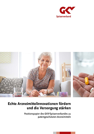 Eine ältere Dame sitzt auf der Couch und nimmt Tabletten aus der Schachtel