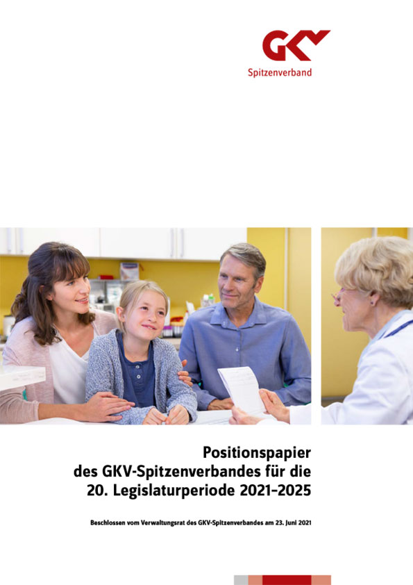 Titelbild des Positionspapiers des GKV-Spitzenverbandes für die 20. Legislaturperiode 2021–2025, Vater, Mutter und Tochter sind im Gespräch mit einer Ärztin